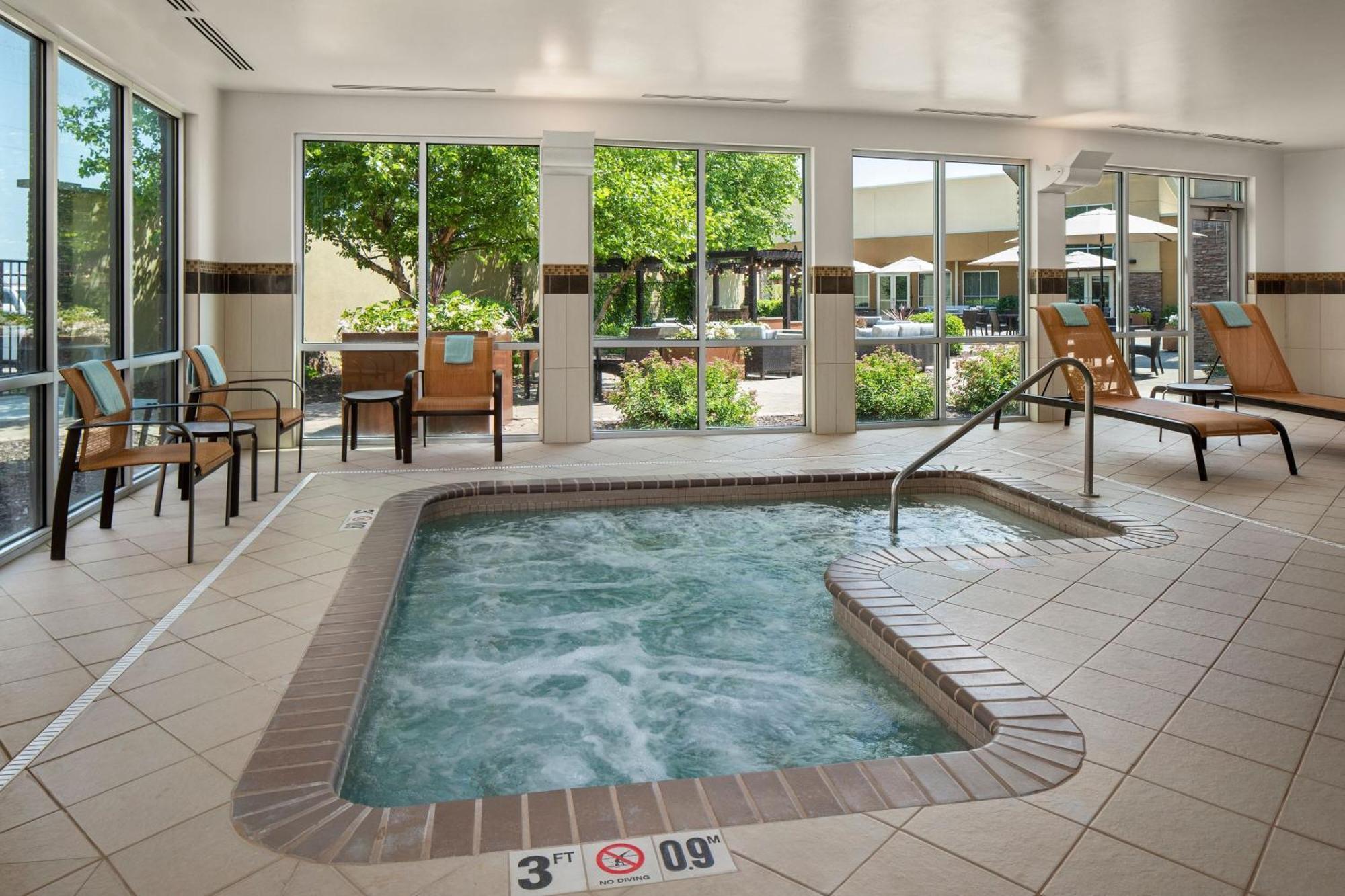 Courtyard Mankato Hotel & Event Center Extérieur photo