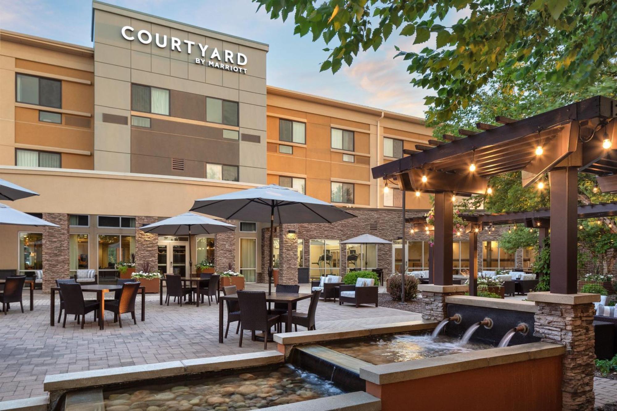 Courtyard Mankato Hotel & Event Center Extérieur photo