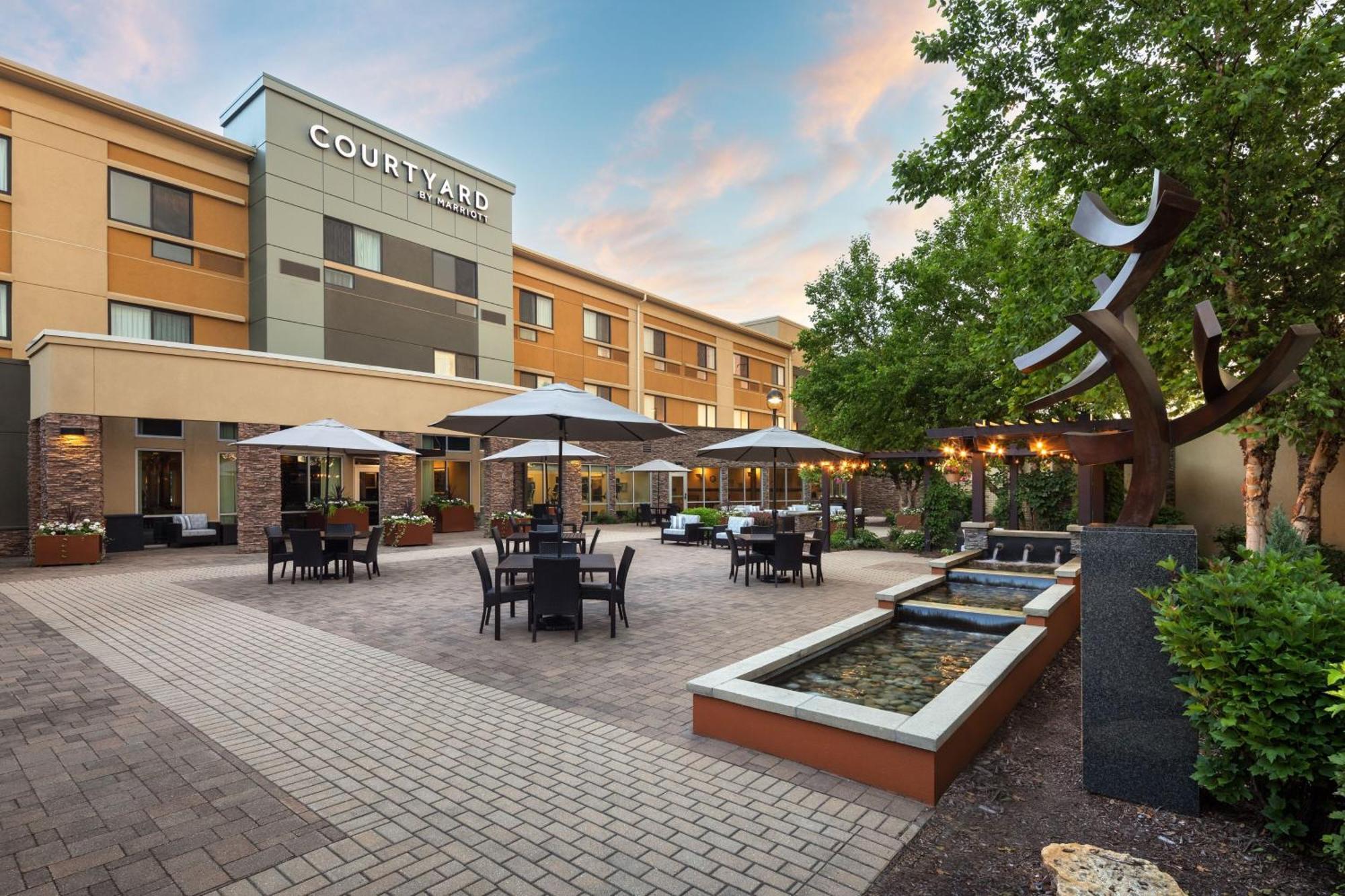 Courtyard Mankato Hotel & Event Center Extérieur photo